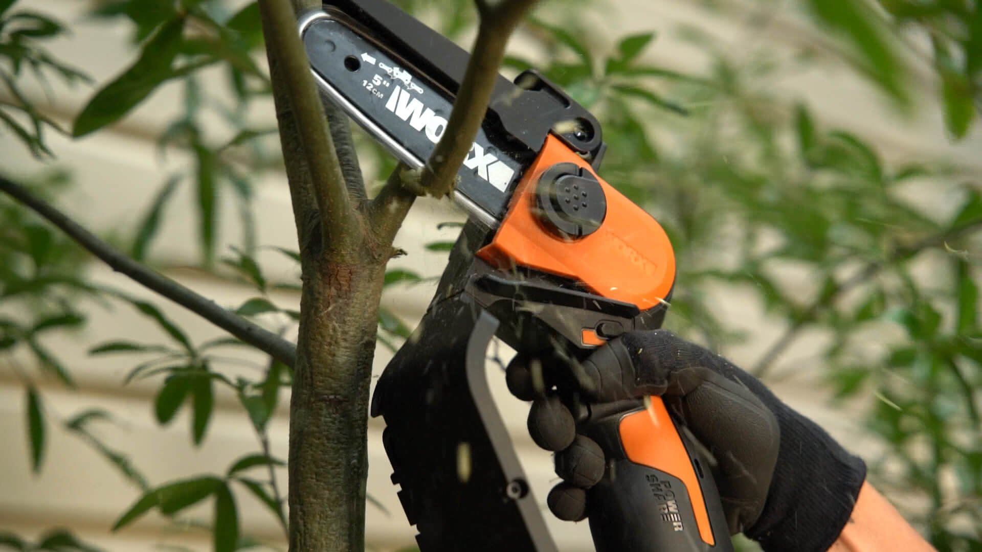 Worx_potatore_WG324E_batteria_20V_barra_catena_ambientata_ramo_1